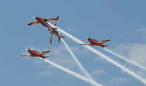 The RAAF Roulettes perform along the crowd line. (Steve Hitchen)