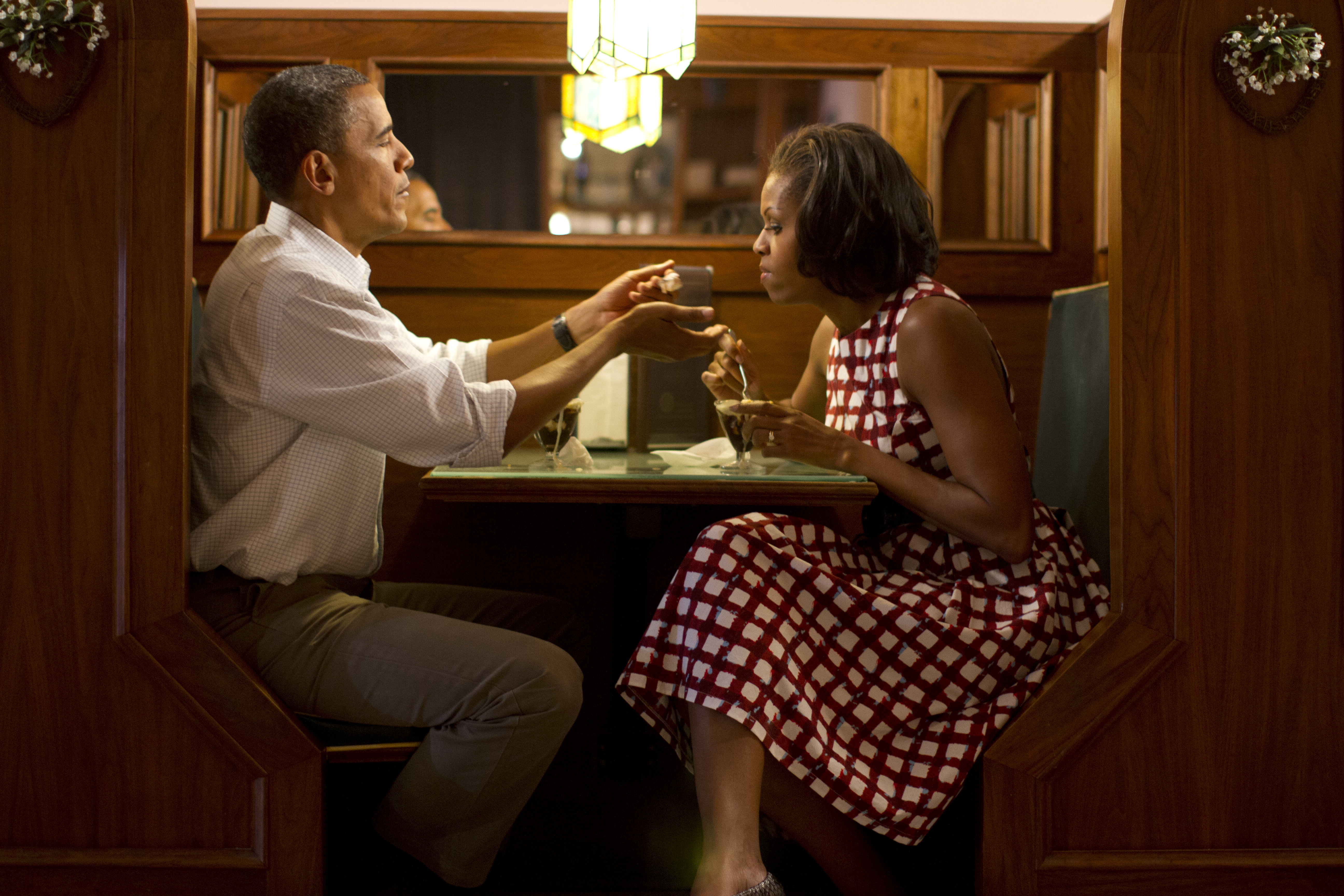 © David Burnett. President Barack Obama and wife Michelle take a brief break for ice cream after speaking at a campaign rally in Davenport, Iowa, 2013.