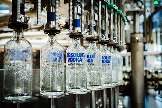 Absolut Vodka will become the first global spirits brand to move to a partly hydrogen energy-fired furnace for large-scale production of its iconic bottles.