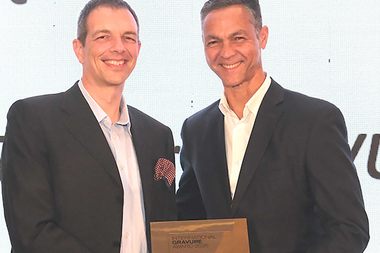 Gold in Innovation: (l-r) Davide Garavaglia, head of product lines for Gravure, Vacuum Coating and Laminating; and Simon Sonn, president of the Global Rotogravure Association (GRA)
