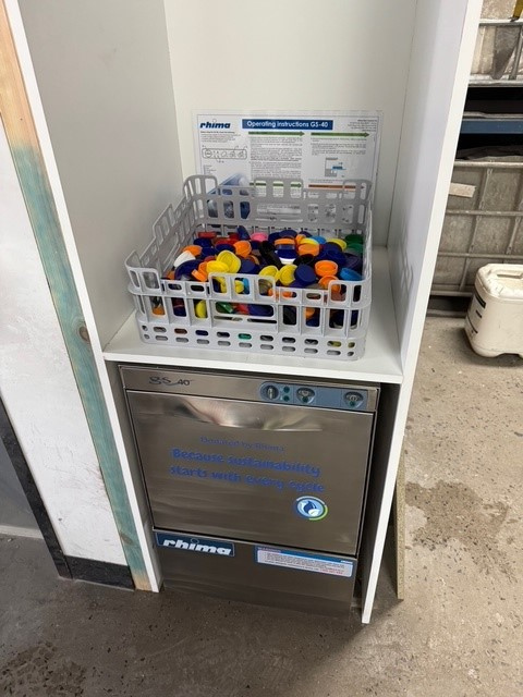 Rhima has donated a refurbished GS-40 commercial dishwasher to Rethink Recycling’s Braeside site.