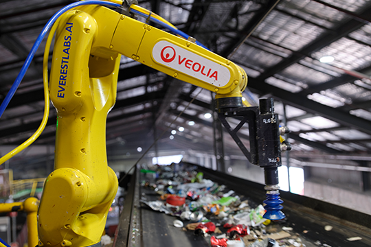 In an Aus-first for resource recovery, Veolia has installed an AI-powered robot arm in a MRF at its Bibra Lake Resource Recovery Park in WA.