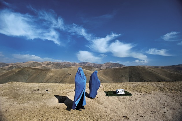 © Lynsey Addario. Noor Nisa (20) waits with her mother by the side of the road after her waters had broken, and their car broke down. Her husband searches for transport to complete the four-hour journey to hospital.