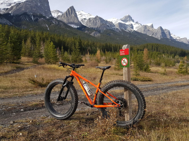 19-fat-bike-resting-up-on-the-canmore-trails---huw-kingston.jpg