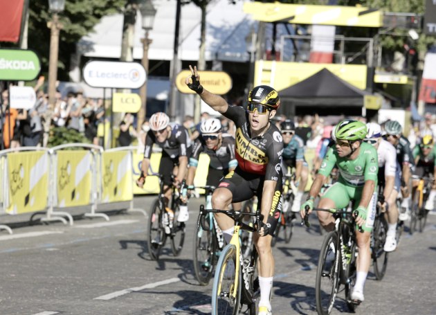 Wout van Aert crosses the line to win Stage 21 of the 2021 TYour. Image: Sirotti.