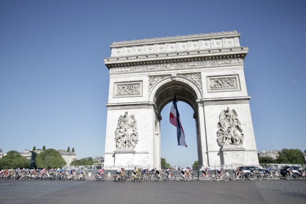 Riders pass the Arc de Triomphe during the closing Champs Élysées laps of the ‘21 Tour. Image: Sirotti.