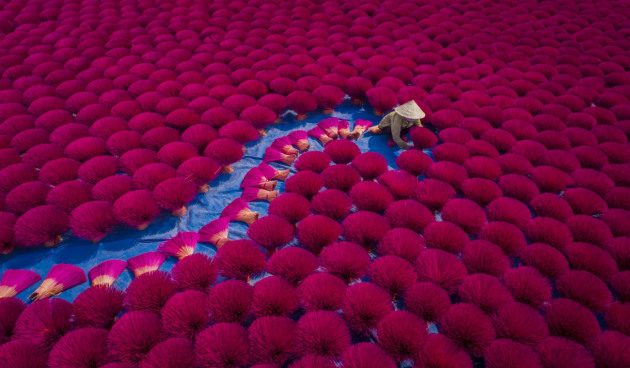 © NÃ´ng Thanh ToÃn. Making Incense, Quang Phu Cau, Hanoi, Vietnam.