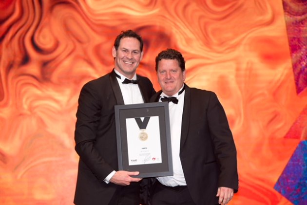 Mark Emmett (right) receives the FOOD SA Stephen Moore Service Provider Award for 2017.