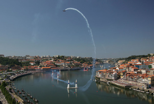 Kirby Chambliss pulls off a vertical turn manoeuvre on the tight Douro River track in 2007. (Andreas Schaad / Red Bull Content Pool)