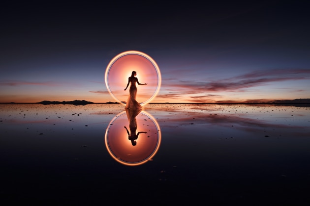 Making light circles in Uyuni, Bolivia, with Kim Henry. © Eric Paré.