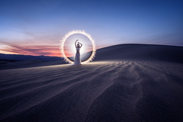 © Eric Paré. Light-painting in some sand dunes in California, with Kim Henry