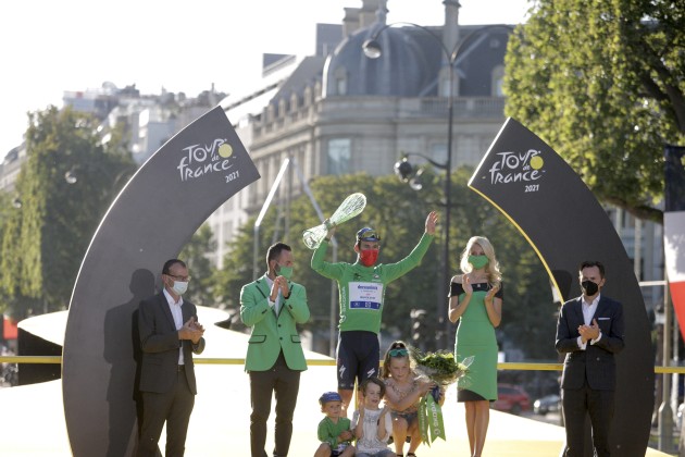 Mark Cavendish with three of his four children on the podium of the 2021 Tour. Image: Sirotti.