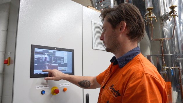 Burnley Brewing head Brewer Michael Stanzel shows how intuitive and easy the Rockwell Automation FactoryTalk Craft Brew software is to operate.