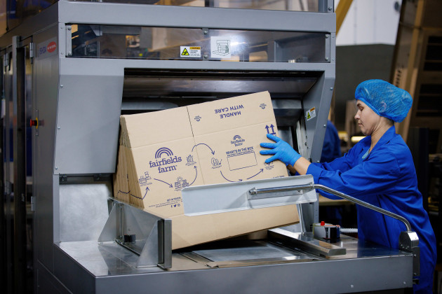 Case loading on the ACP packer: part of the new integrated packaging line supplied by Ishida through Heat and Control.