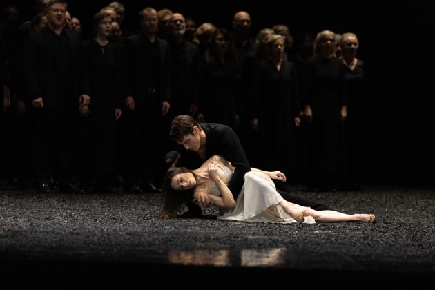 Lucy Green and Vito Bernasconi in Queensland Ballet&rsquo;s Messa da Requiem. Photographer: David Kelly