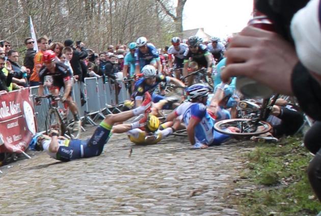 Nikolas Maes, the Ettix-Quick Step rider pictured falling during the pile up where Mitch Docker (ORICA) suffered severe facial injuries. Ventoso argues that Maes suffered the deep gash on his knee after coming into contact with a disc brake during this crash. But there are no disc brake equipped bikes in the vicinity according to this image that Mat Brett of Road.cc captured.