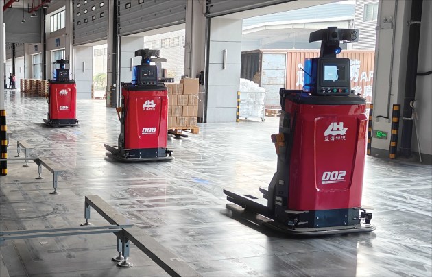 QuickMix is designed for multi-robot collaboration and can adapt to a range of goods-handling scenarios.