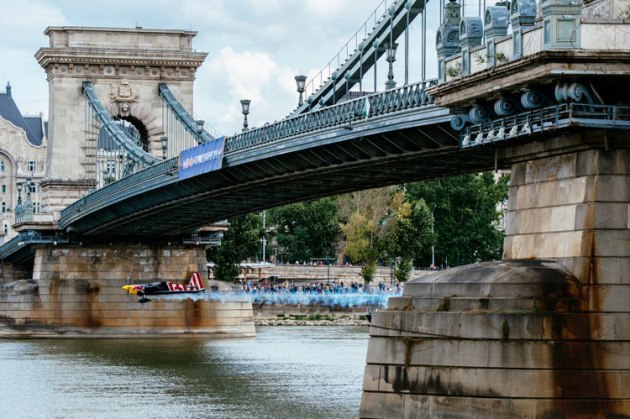 Martin Sonka enters the Budapest track underneath the iconic Chain Bridge over the Danube. (Armin Walcher / Red Bull Content Pool)