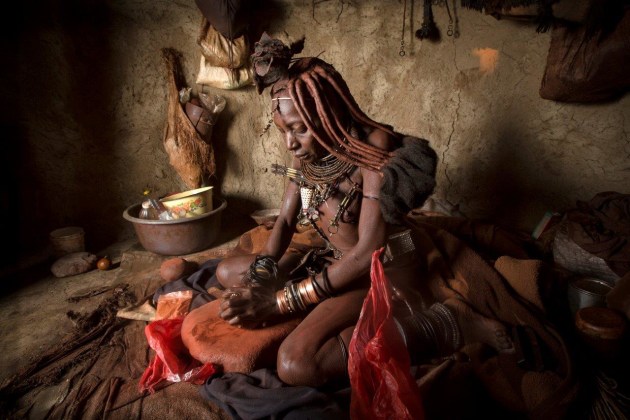 Siopi making otjiz. © Ben McRae.