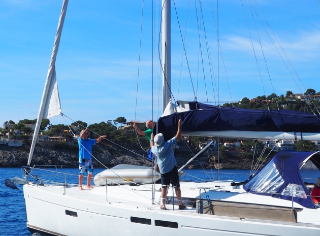 Mariner Boating Holidays - sorting a lin.
