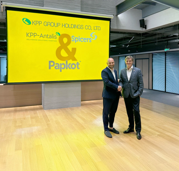 Partners in sustainable packaging: Manuel Milliery, CEO & Founder at Papkot and David Martin, CEO Spicers Group