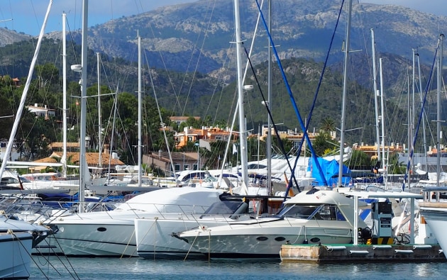 Mariner Boating Holidays - squeezing into the marina.