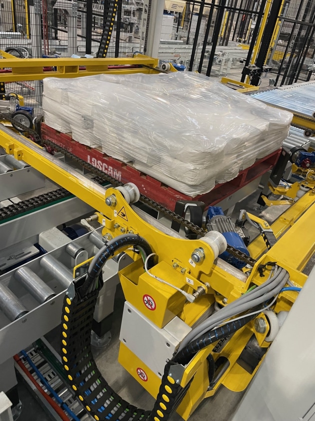 AZ-Pak Systems supplied two lines complete with bagging conveyors, robot palletisers, pallet dispensers, slipsheet dispensers, and a number of pallet conveyors – all leading to an in-line stretch hooder.
