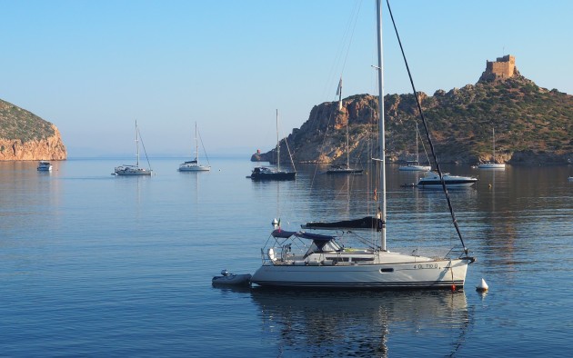 Mariner Boating Holidays - tying to a buoy.