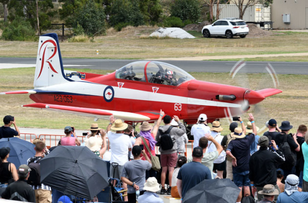 A privately-owned ex-Roulettes PC-9 taxis in front of an appreciative crowd. Image: Steve Hitchen