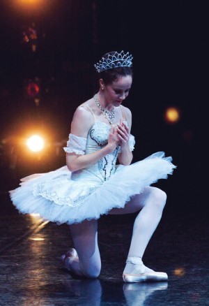 Lucinda to give last dance