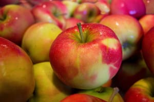 Consumer demand prompts Coles and Woolworths to phase out waxed apples