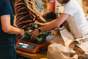 Modelling resilient supply chains with food hubs