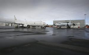 A United States Navy Poseidon P-8 aircraft on the flight line at RAAF Edinburgh with the aircraft it will replace the P3 Orion.
