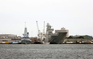 HMS Daring alongside with NUSHIP Canberra at Williamstown Dockyard, Victoria. [Photo:Defence]
