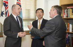 L-R, Assistant Minister for Defence Stuart Robert, Mr Tan Peng Yam, the Chief Executive of Singapore’s Defence Science and Technology Agency and Chief Defence Scientist, Dr Alex Zelinsky at Parliament House, Canberra.