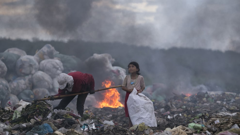 Hopeful eyes of the girl making a living from rubbish, Quoc Nguyen Linh Vinh, EPOTY 2017