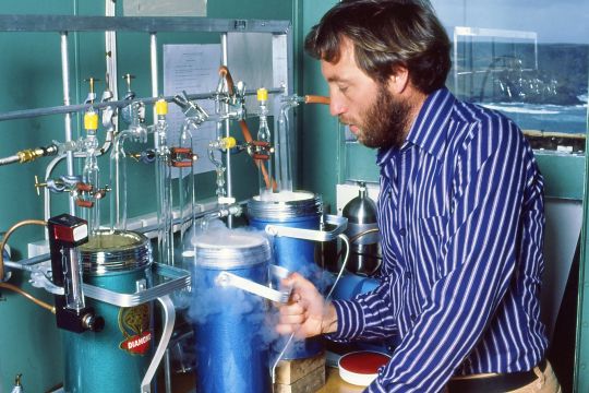 Getting dry air from a flask using liquid nitrogen (circa 1977-80).