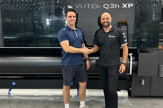 Sign & Display success: Dayne Nankervis, CMYKHub, and Paul Whitehead, Currie Group, with the newly installed VUTEk Q3h XP