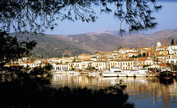 Galaxhidi with Laranda at anchor.