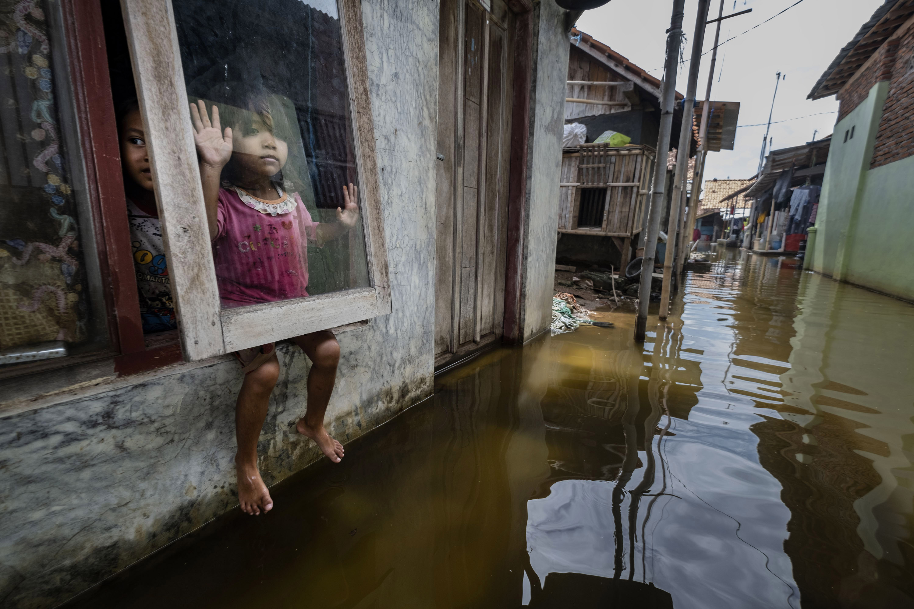 Sinking Hopes - Alain Schroeder. Flooding in the heart of Java Island, Indonesia, 2024