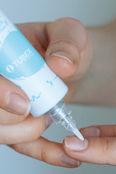 A screw-on brush applicator allows cosmetics to be applied directly from the tube. Image: PackSys