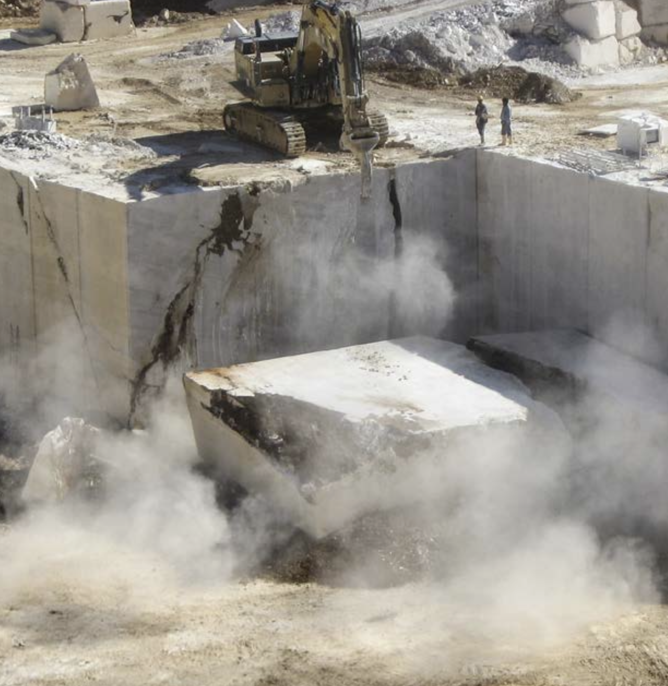 Overturning of a quarry bank, Sardinia. TheSardinian mining industry remains an importantactivity in the regional economy. A 2017 study byLegambiente shows how Sardinia is experiencinga sort of year zero in regulation. The only regionin Italy, Sardinia does not earn a single euro fromconcessions. There are 303 active quarries on theisland. 492 are decommissioned.