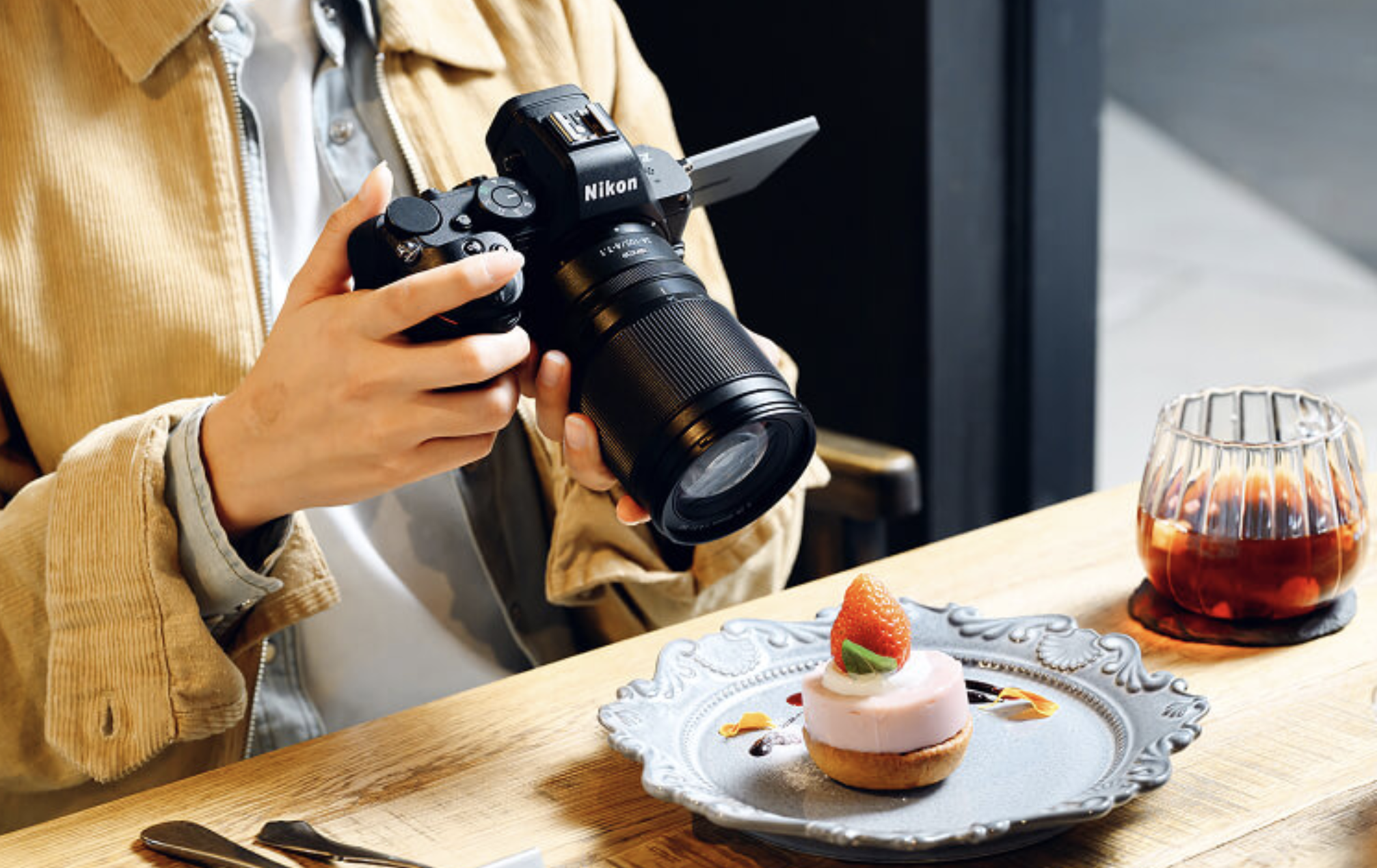 Although the lens isn't small at 73.5 mm x 106.5 mm, it is quite lightweight at only 350g.