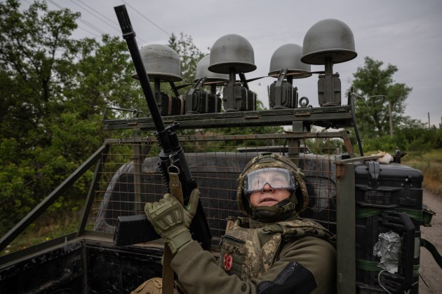 Title: Drone Wars. © David Guttenfelder, The New York Times.
A soldier from Ukraine’s 93rd Brigade scans for Russian FPV drones while speeding through Kostyantynivka, a strategic gateway to Ukraine’s last major defensive belt in Donetsk. Kostyantynivka, Ukraine, 19 June 2025.