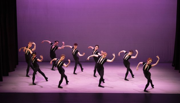 Students of the Australian Ballet in Echoes in Motion