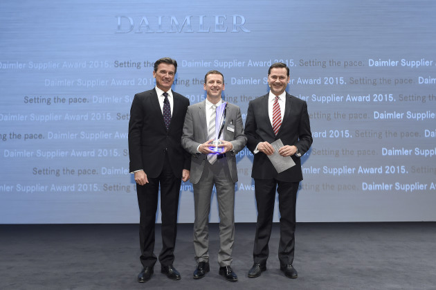 Albrecht Luick, Axalta Business Director-EMEA (centre) receives Daimler Supplier Award from Dr. Wolfgang Bernhard, Member of the Board of Management and Head of Daimler Trucks & Buses (left) and Dr. Marcus Schoenenberg, Daimler Vice President Global Procurement Trucks and Buses (right). Source: Daimler AG