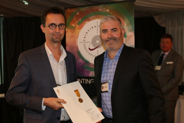 Geoff Hunt, Momento Pro (left), accepts the Ball and Doggett Judges' Award from Tony Bertrand.