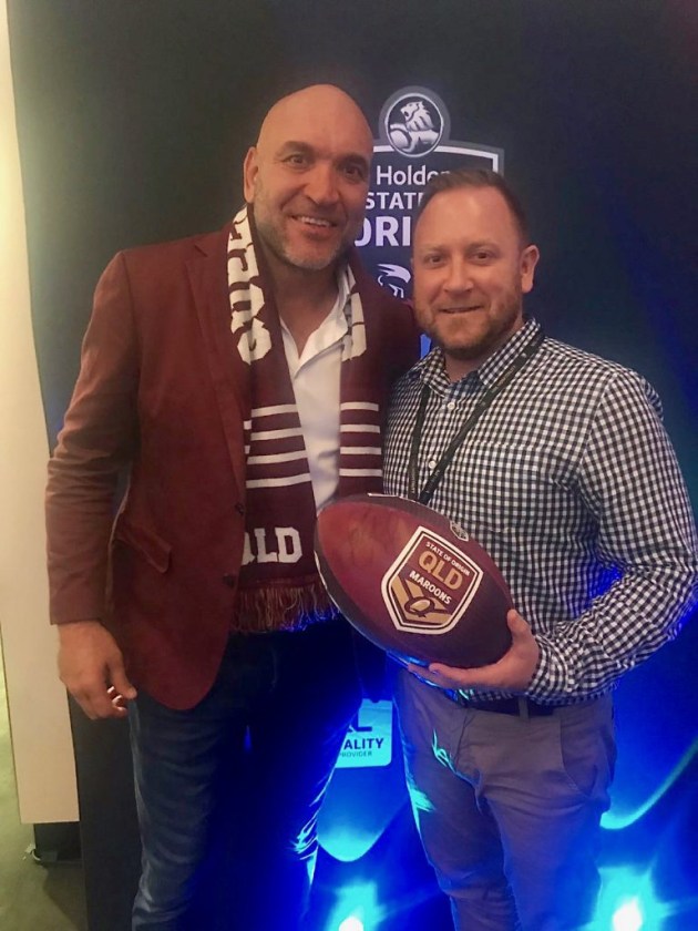 Robinson (right) meets QLD Origin legend and commentator Gorden Tallis.