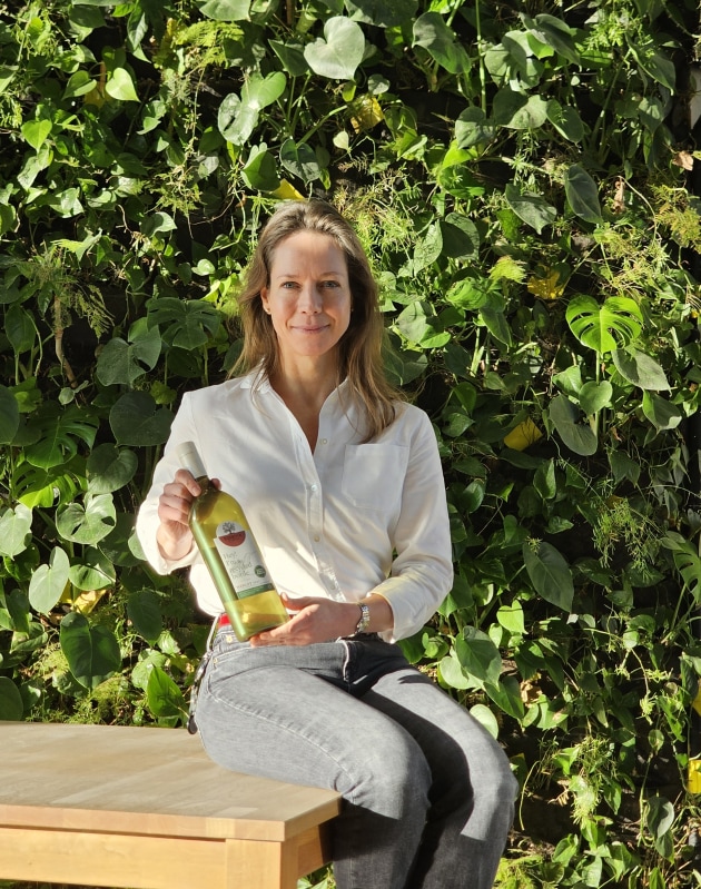Bineke Posthumus, commercial director at Avantium, with customer wine in Packamama bottle
