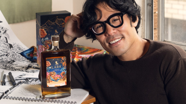 Chris Yee specialises in storytelling through traditional pen-and-paper techniques and is known for creating narratives that blend reality and fiction, drawing on influences from Comis, wrestling, k-pop, punk and 2000s rap.